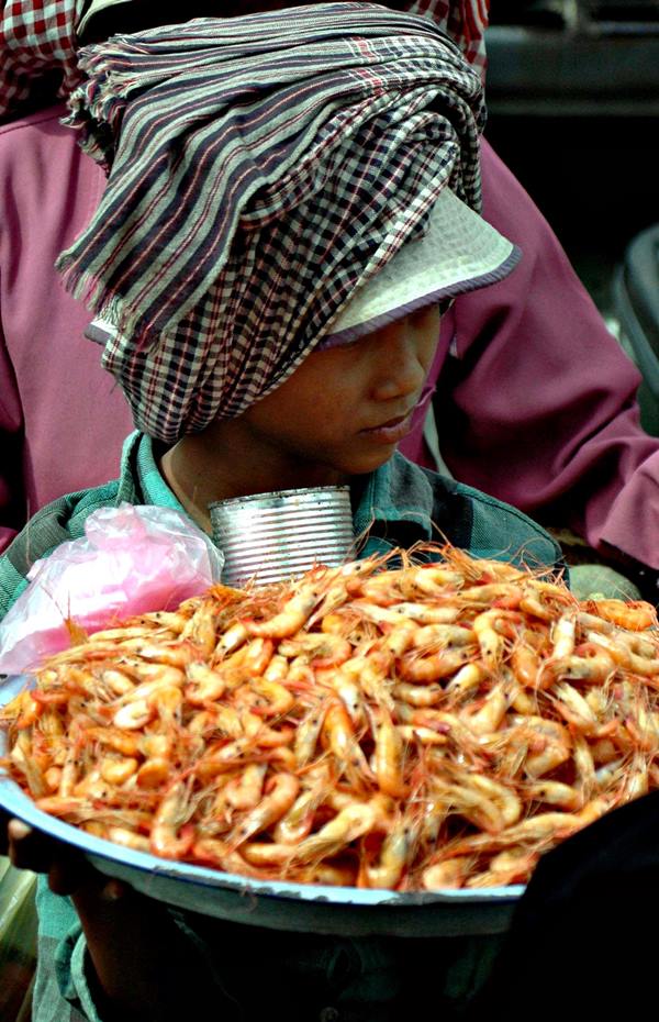 Gadis Kecil Penjual Udang (Prawn Seller) - Somewhere between Combodia and Vietnam